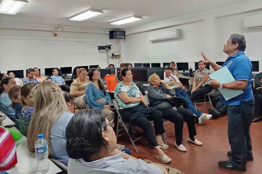 Personas en la jornada de promoción realizada en la Escuela Dr. Belisario Porras