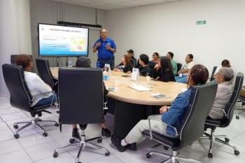 Personas presenciando el Taller comunicación asertiva en Agencia Panameña de Alimentos