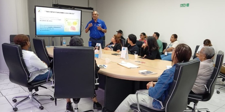 Personas presenciando el Taller comunicación asertiva en Agencia Panameña de Alimentos