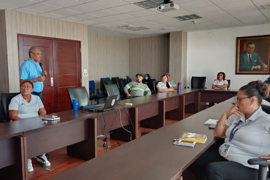 Comercial de Motores Personas durante  el Taller 